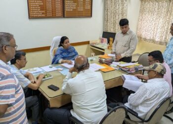 श्रीनाथजी मंदिर के श्रमिकों की कामगार यूनियन ने ठेकेदार कंपनी के खिलाफ सौंपा ज्ञापन