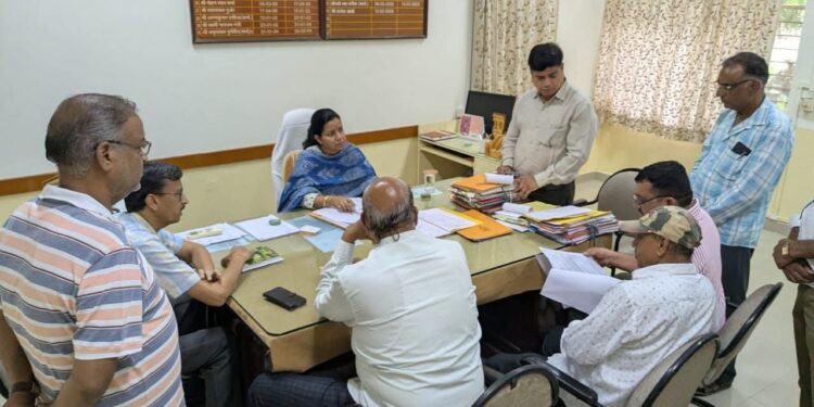 श्रीनाथजी मंदिर के श्रमिकों की कामगार यूनियन ने ठेकेदार कंपनी के खिलाफ सौंपा ज्ञापन