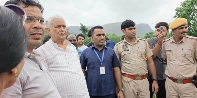 आपदा प्रबंधन मंत्री ने किया सवाई माधोपुर में बाढ़ प्रभावित क्षेत्रों का दौरा, पीड़ितों को दिलाया हरसंभव मदद का भरोसा