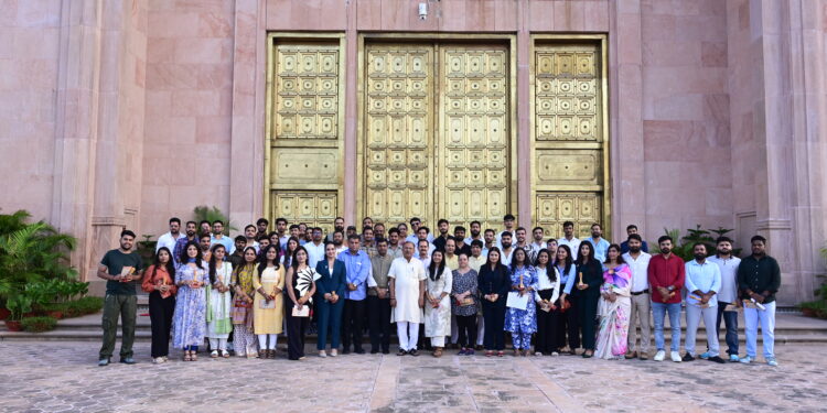 सोशल मीडिया इन्‍फ्लुएंसर्स ने देखी विधान सभा