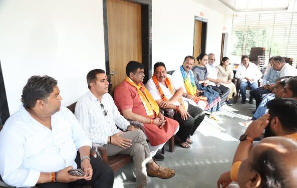 वन मंत्री ने परशुराम महादेव मंदिर परिसर में वन संरक्षण को लेकर ग्रामीणों से की चर्चा