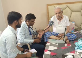अब घर घर जाकर चिकित्सकीय टीम कर रही बुजुर्गो का उपचार