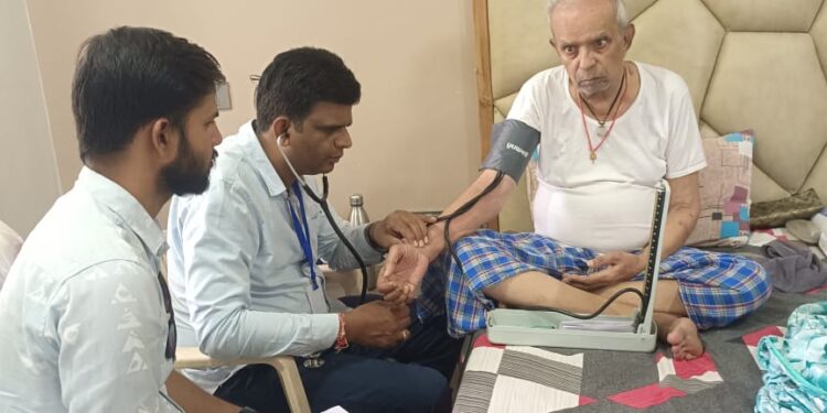 अब घर घर जाकर चिकित्सकीय टीम कर रही बुजुर्गो का उपचार