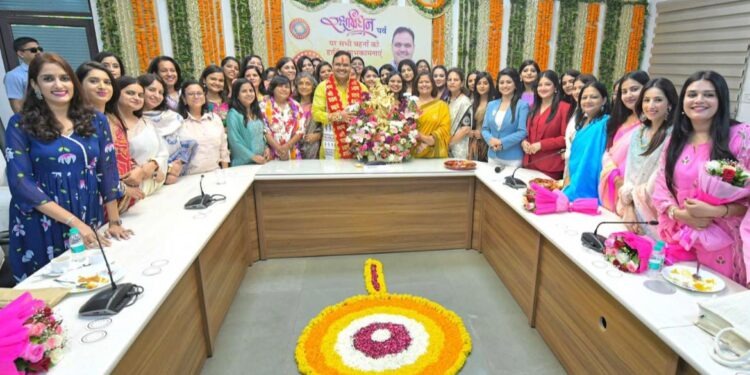 सीएम को महिला पत्रकारों ने बांधी राखी