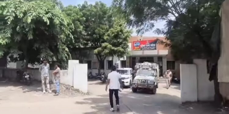 उदयपुर में  7 साल की मासूम के साथ दुष्कर्म, गुस्साई भीड़ ने थाने पर किया पथराव, गाड़ियों के शीशे टूटे