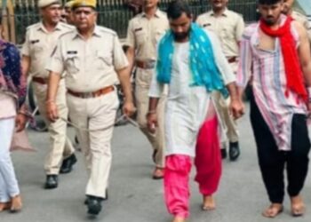 नाथद्वारा पुलिस का अनोखा तरीका, चाकूबाजी आरोपियों की महिला वेश में सार्वजनिक परेड