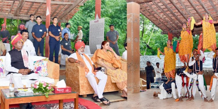 उदयपुर : राज्यपाल पहुंचे शिल्पग्राम, सांस्कृतिक समृद्वि की झलक देख हुए अभिभूत, लोक कलाकारों का बढ़ाया उत्साह