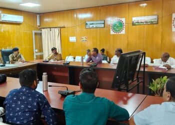 निराश्रित गोवंश से सड़क दुर्घटनाओं पर रोक हेतु जिला कलक्टर की बैठक