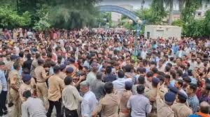 अहमदाबाद : 8वीं के छात्र ने 10वीं के छात्र की चाकू मारकर हत्या की, भीड़ ने स्कूल में की तोड़फोड़