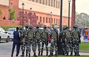 संसद की सुरक्षा में भारी चूक, पेड़ और दीवार फांदकर परिसर में घुसा संदिग्ध, सुरक्षाकर्मियों ने धर दबोचा