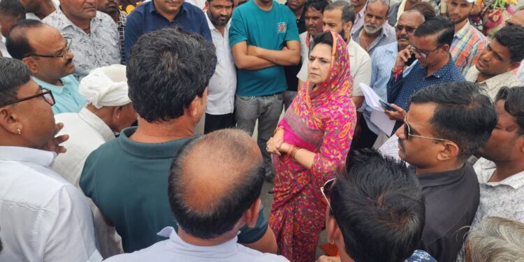 सांसद महिमा कुमारी ने बड़ारड़ा चौराहा पर ग्रामीणों की समस्याएं सुनी, समाधान का आश्वासन दिया