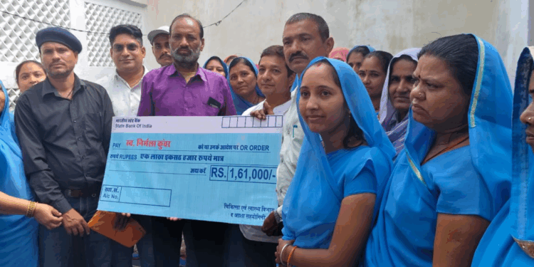 जिले की आशाओं एवं स्वास्थ्य विभाग की ओर से पीड़ीत परिवार को सौंपी 1 लाख 61 हजार की राशि