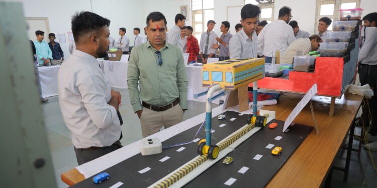 युवा इंजीनियर्स टेक्नोलॉजी और नए इनोवेशन की चुनौतियों को अपनाएं : देवकिशन शर्मा