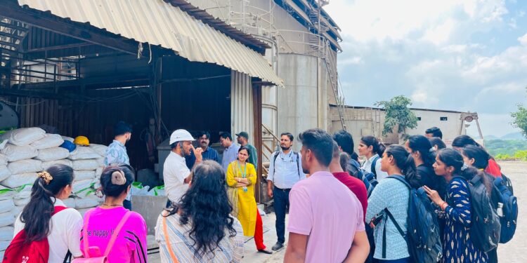 नाथद्वारा इंस्टीट्यूट के विद्यार्थियों ने किया औद्योगिक भ्रमण