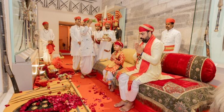 डॉ. लक्ष्यराज सिंह मेवाड़ ने परम्परानुसार मंत्रोच्चारण के साथ ऐतिहासिक अस्त्र-शस्त्रों का किया पूजन