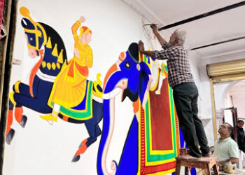 दीपोत्सव : श्रीनाथजी मंदिर में चित्रकारों द्वारा श्रीजी प्रभु की लीलाओं का किया जा रहा चित्रांकन