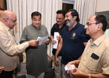 लालबाग चौराहा मामले में श्रीमाली समाज ने केंद्रीय मंत्री नितिन गडकरी को सोंपा ज्ञापन