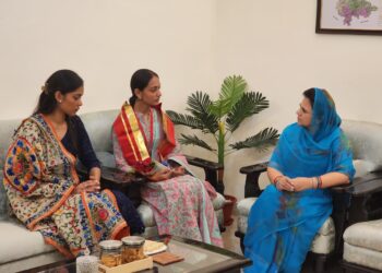 राज्य स्तरीय ओपन राइफल शूटिंग प्रतियोगिता में गोल्ड मेडलिस्ट नंदिनी ने की सांसद से भेंट