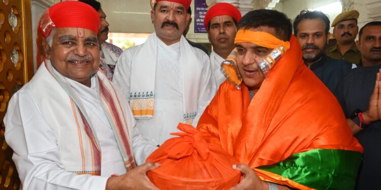 गुजरात के उपमुख्यमंत्री हर्ष संघवी ने किए श्रीनाथजी के दर्शन