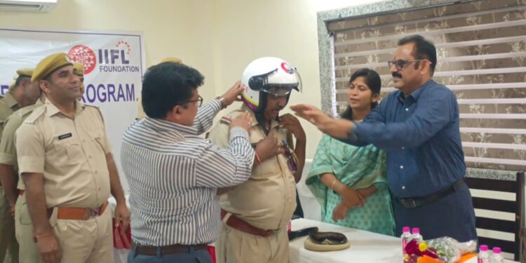 IIFL फाउंडेशन द्वारा राजसमंद पुलिस को वितरित किए गए 300 हेलमेट