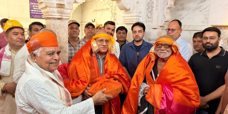 शीतल संत मुरारी बापू ने किए श्रीनाथजी के दर्शन