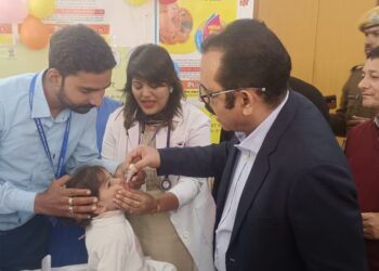 जिला कलक्टर ने नौनिहालो को पोलियो रोधी दवा पिलाकर किया अभियान का शुभारम्भ