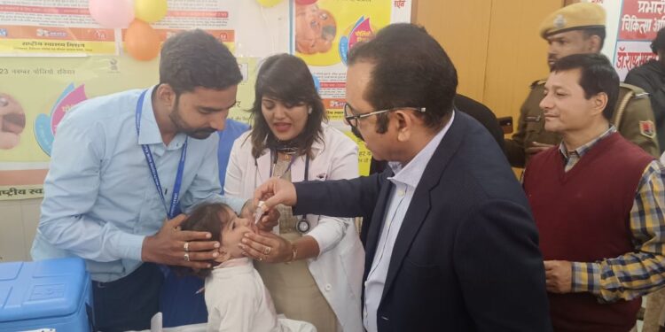 जिला कलक्टर ने नौनिहालो को पोलियो रोधी दवा पिलाकर किया अभियान का शुभारम्भ